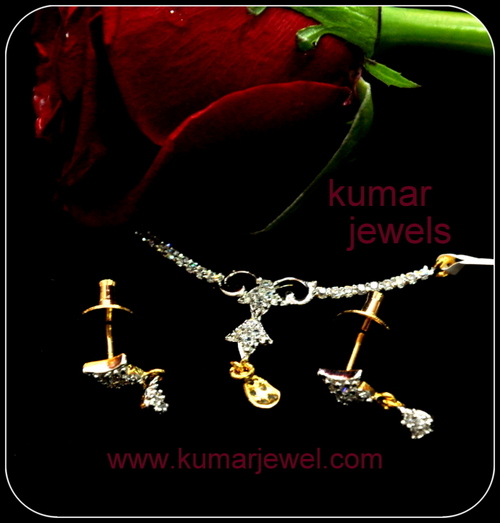 आकर्षक पेंडेंट सेट।