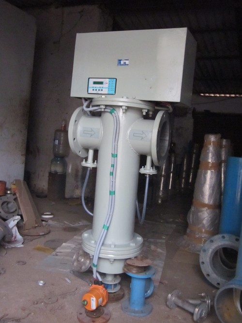 Automatic self cleaning strainer