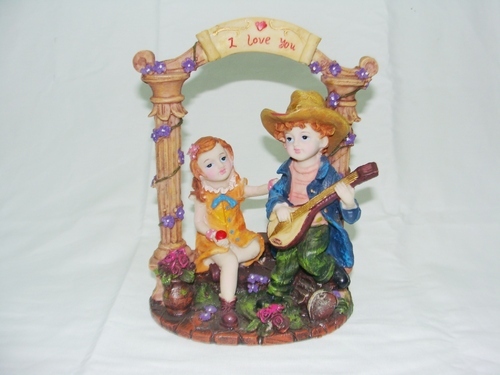 Beautiful Loving Couple Statue