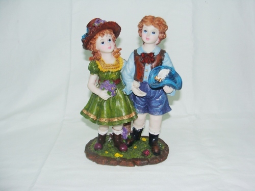 Beautiful Loving Couple Statue