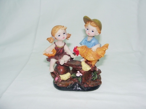 Beautiful Loving Couple Statue