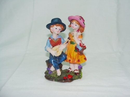 Beautiful Loving Couple Statue