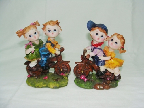 Beautiful Loving Couple Statue - Resin 5x4x3 Inches, Multicolor | Adorable Design, Glossy Finish, Collectible Home & Office Decor