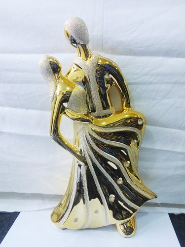 Gold Ceramic Loving Couple Show Pieces statue