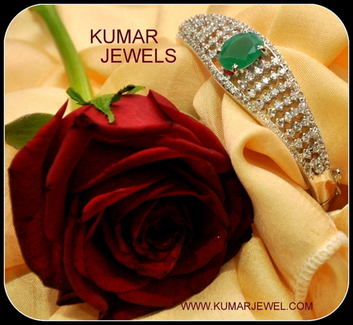 emerald stone bracelet