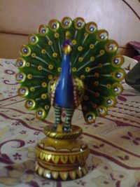 लकड़ी का मोर का पुतला