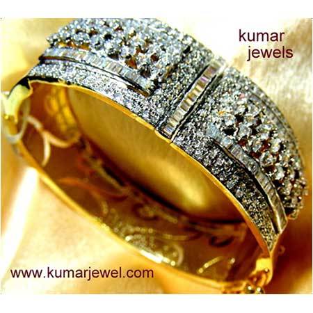 Embossed fashion bracelet