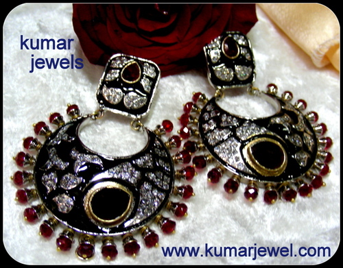 BLACK BEADED EARRING