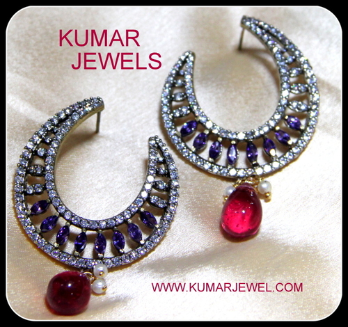 MOON STYLE EARRING.