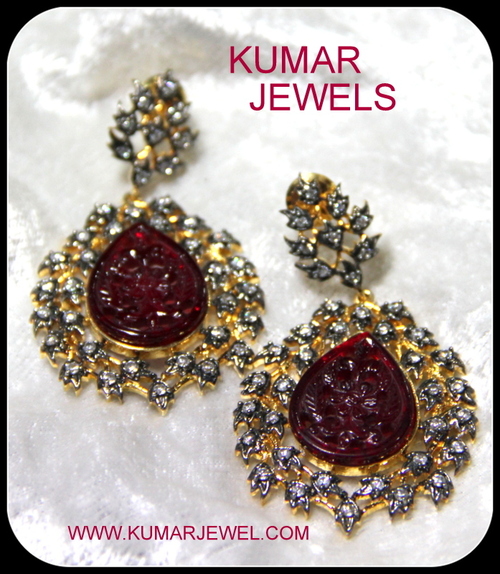 RED CARVING EARRING.