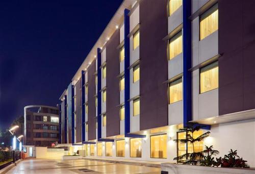 ROOMS AND LOBBY