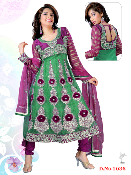 कढ़ाई के डिज़ाइन वाली सलवार कमीज़