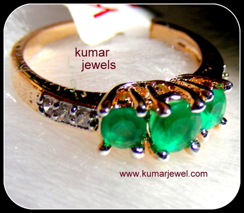Emerald finger ring