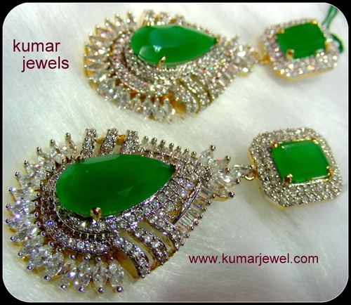 EMERALD DANGLER EARRING.