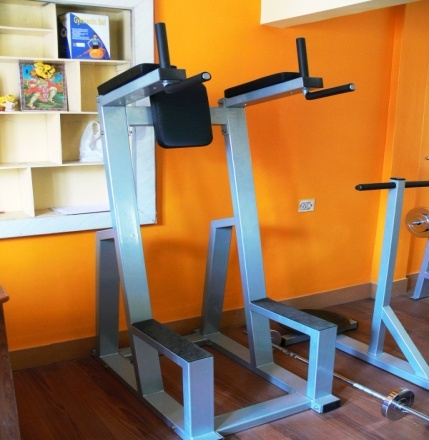 Knee Hip Raise On Parallel Bars - Steel, 60x80 cm Base, 180-200 cm Height, Grey | Customizable, Durable Build, Improved Fitness, Muscle Building