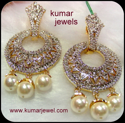 Drooping pearl earring