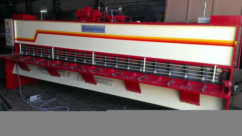 Hydraulic shearing machine