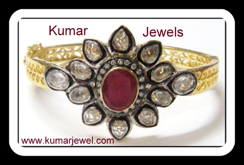 Flower shape bracelet