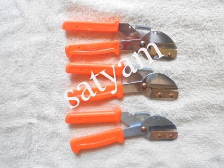 Almond cutter / almond scissor
