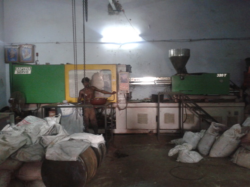 USED INJECTION MOULDING MACHINE