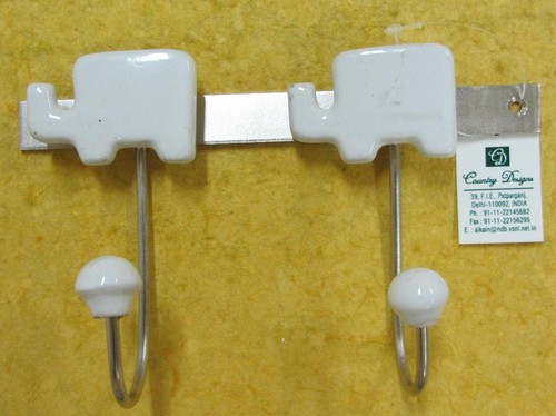 meta with ceramic elephents wall hook