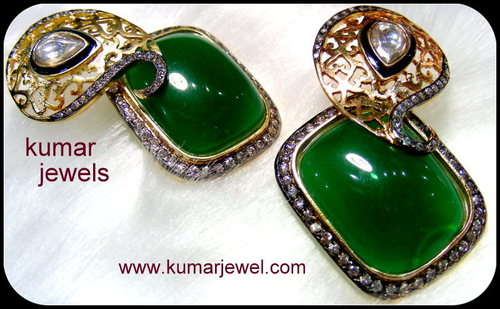 Glossy green earring