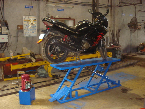 2 Wheeler Washing Lift - High Quality Rust Proof Material, Custom Sizes | Hassle-Free Operation, Longer Service Life