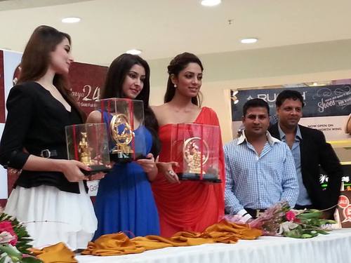 Window Louncing By Miss India
