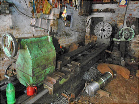 Engineering Products & Equipment - Cast Iron, Electric Power Source, Adjustable Spindle Speed | Precise Cutting, Durable Build, Versatile Use, Efficient Power, Easy Control, Low Maintenance, Integrated Coolant System