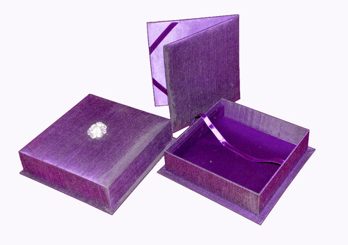 शादी के कार्ड का डिब्बा