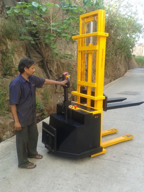 Battery Operated Hydraulic Stacker