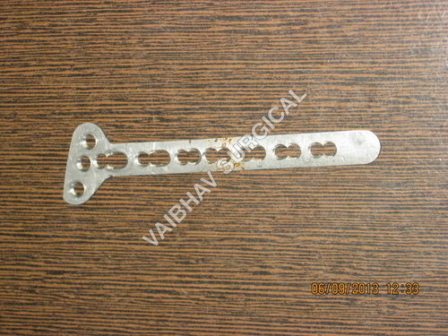 Locking oblique T-plate