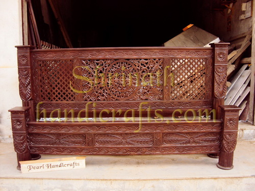 Lotus Pillar Bed