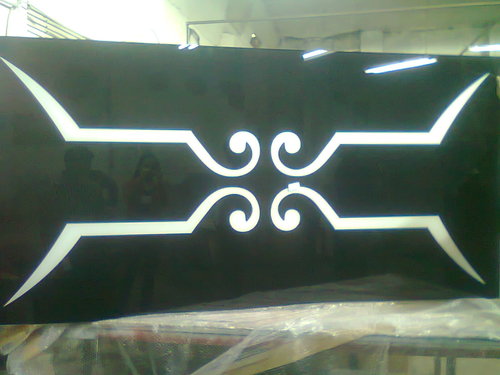 Lacquered Glass With Design Use Table