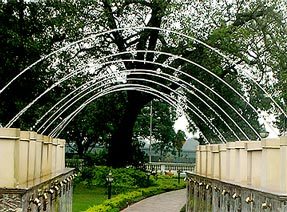 Laminar Jumping Jet Fountain