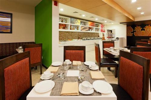 Restaurant Furniture Table - Wood 60x60x75cm Brown | Durable Stylish Spacious EasyClean Stable Comfortable Matte Finish