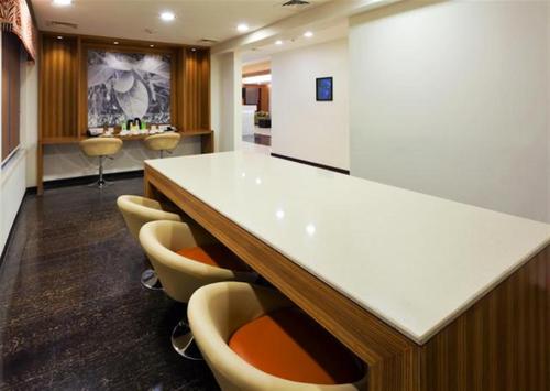 ROOMS AND LOBBY