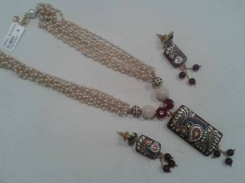 Vatika Rajwadi Tanjore Pendant Set