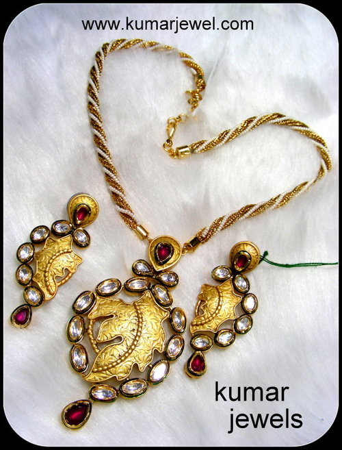 Golden Leaf Pendant Set