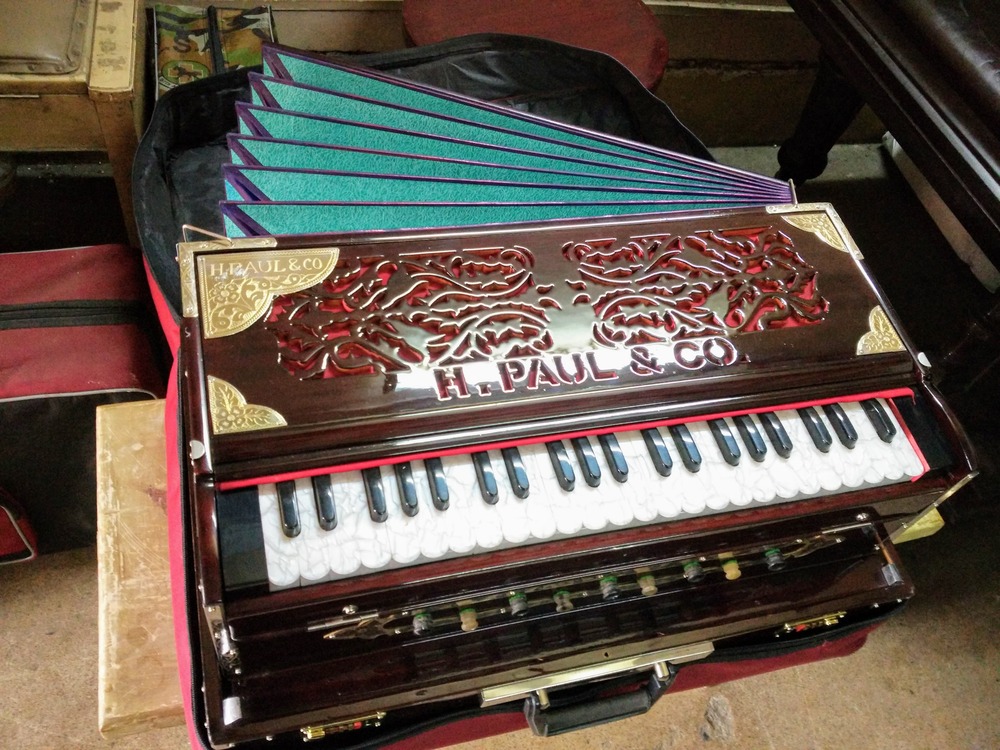 3 Reed Harmonium - Application: Professional Singing