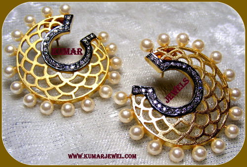 Net Style Pearl Earring.