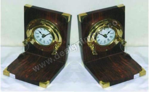Porthole clock bookend By M/S DESIGN IMPEX