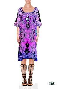 डिजिटल प्रिंट ब्राइट एम्बेलिश्ड बीचवियर कफ्तान