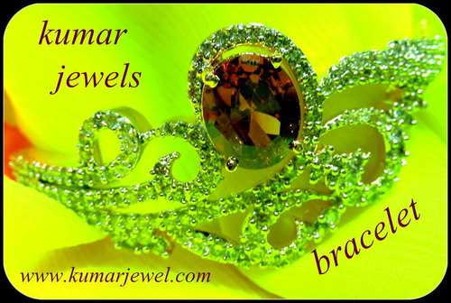Stylish Side Lock Bracelet