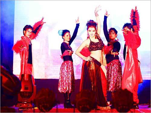 Modern Dance Performance - 5-10 Professional Dancers | Customizable Choreography, Soothing Themes, On-Time Arrival for Events & Functions