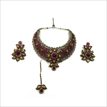 Traditional Kundan Set - Gold Kundan, Red, Variable Size | Elegant Design, Precious Stones, Lustrous Shine