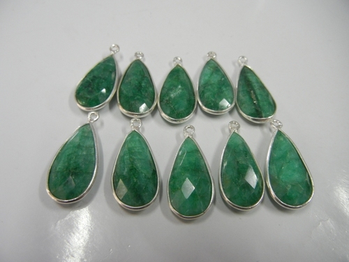 30 टुकड़ा Lot of Dyed Emerald Gemstone Connectors