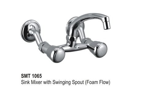 Sink mixer with swinging spout