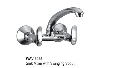 Sink mixer with swinging spout