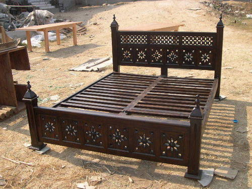 Round Jali Bed